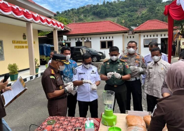Kejari Pesisir Selatan memusnahkan barang bukti tindak pidana di halaman kantor instansi tersebut pada Kamis (21/8). Foto: Kejari Pesisir Selatan