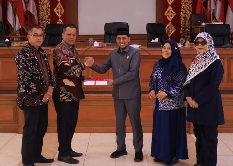 Wakil Wali Kota Payakumbuh Elzadaswarman menyerahkan Nota Pengantar KUA-PPAS APBD 2026 kepada pimpinan DPRD Kota Payakumbuh dalam rapat paripurna.