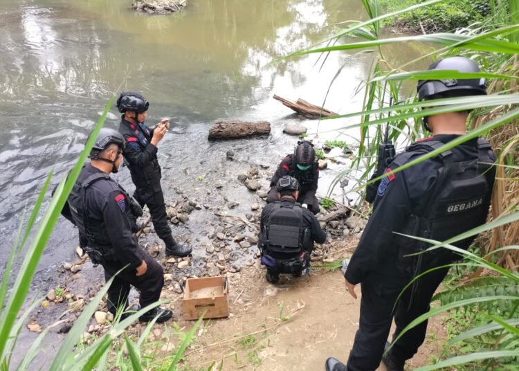 Tim Jibom Polda Sumatera Barat melakukan pengamanan granat yang ditemukan warga di Jorong Tanjung Pati, Nagari Koto Tuo, Kecamatan Harau, Limapuluh Kota. 