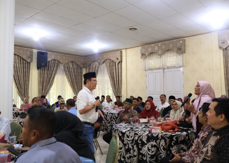 Wali Kota Payakumbuh Zulmaeta berdialog dengan pengurus Lembaga Pemberdayaan Masyarakat (LPM) se-Kota Payakumbuh dalam audiensi di Pendopo Rumah Dinas Wali Kota.