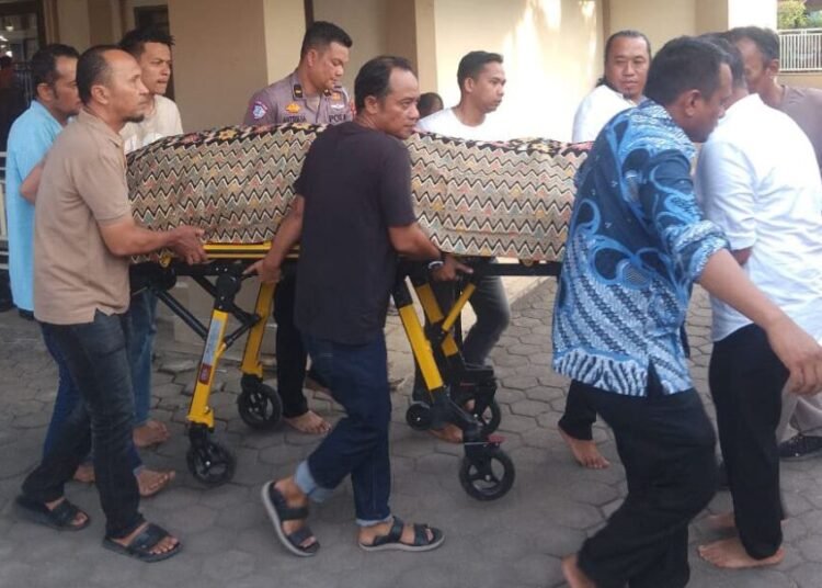 Jenazah Nabila Khairunisa akan dimasukkan ke ambulans setelah disalatkan di Masjid Muhajirin, Kubu Dalam Parak Karakah, Kecamatan Padang Timur, Kota Padang, Kamis (21/8/2025) sore. Foto: Hamdan Nabil/Kabarminang.com