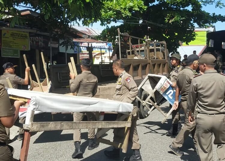 Satpol PP Padang bersama Trantib Kecamatan Padang Utara dan Tim Gabungan SK4 melakukan penertiban dan penyisiran lapak-lapak PKL yang menggunakan fasilitas umum di Sepanjang Jalan Belibis Air Tawar Barat, Jumat, (22/8).