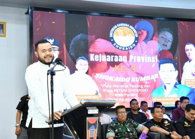Wali Kota Padang, Fadly Amran, membuka Kejuaraan Provinsi Shokaido Sumbar ke-3 Tahun 2025 di Bagindo Aziz Chan Youth Center, Padang, Jumat (22/8/2025). Foto: Pemko Padang