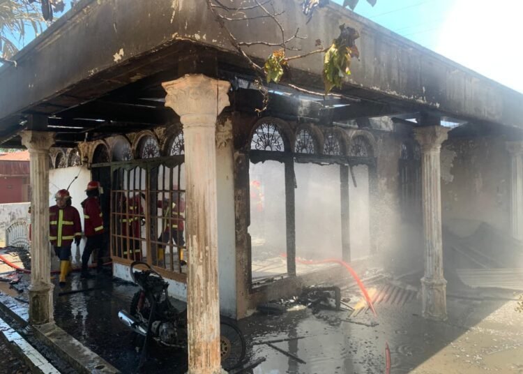 Sebuah rumah di Kelurahan Andalas, Kecamatan Padang Timur, Padang dilalap si jago merah, Jumat (22/08/2025).