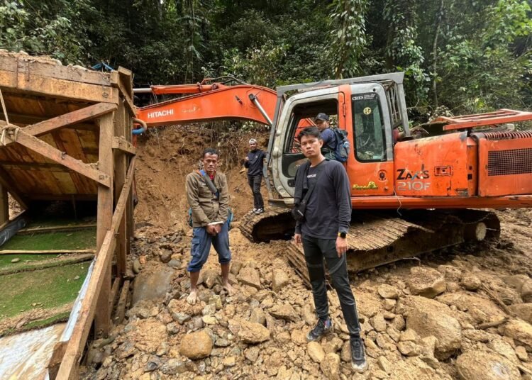 Polisi menangkap empat operator ekskavator tambang emas ilegal di aliran Sungai Batang Pasaman Muara Mangkisek, Jorong Tombang, Nagari Sinuruik, Kecamatan Talamau, Pasaman Barat, pada Rabu (20/8). Foto: Polda Sumbar