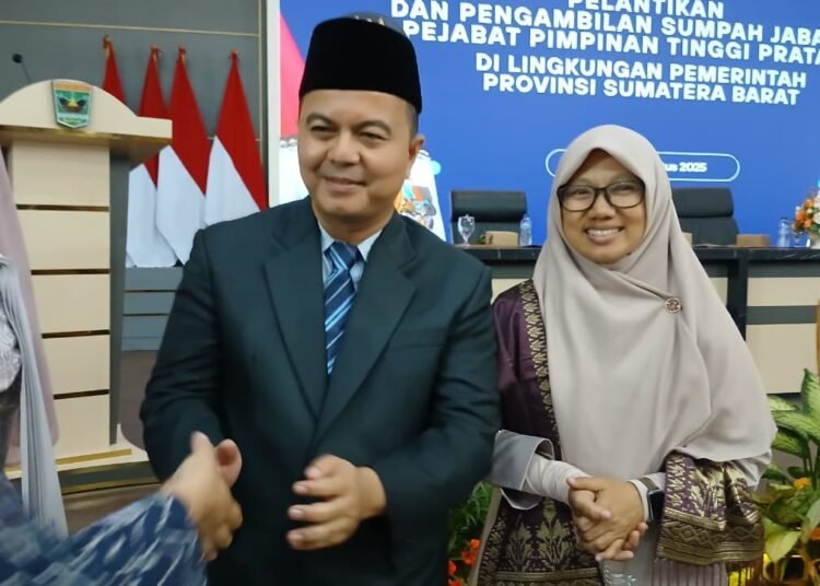 Kadis Diskominfo Solok Selatan, Firdaus Firman, dilantik menjadi Kadis Nakertrans Sumbar di Auditorium Gubernuran, Padang, pada Sabtu (23/8) siang. Foto: Dharma Harisa/Kabarminang.com