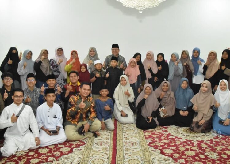 Wakil Wali Kota Padang, Maigus Nasir, berfoto bersama para kafilah Kota Padang di kediaman resminya, Jumat (22/8/2025). Foto: Pemko Padang