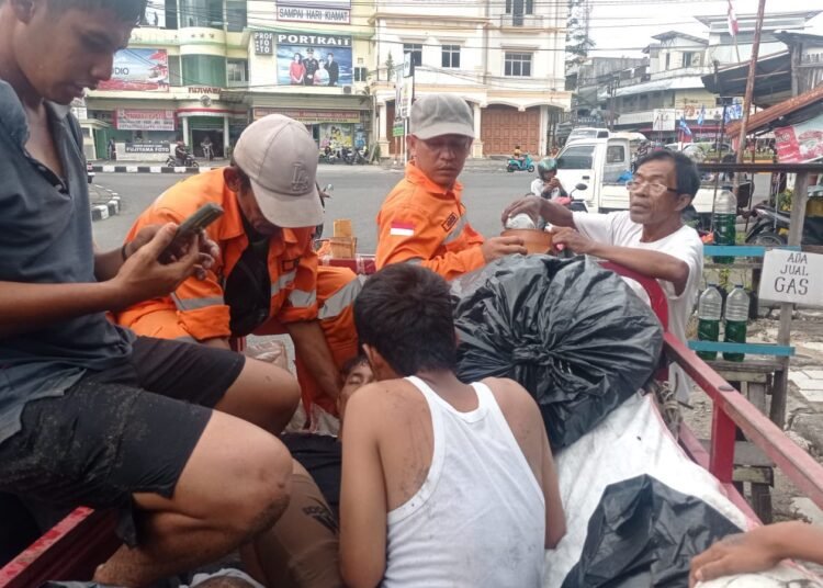 Salah satu korban yang terseret ombak di Pantai Padang dibawa ke RS Reksodiwiryo, Kota Padang, pada Sabtu (23/8) sore. Foto: BPBD Padang
