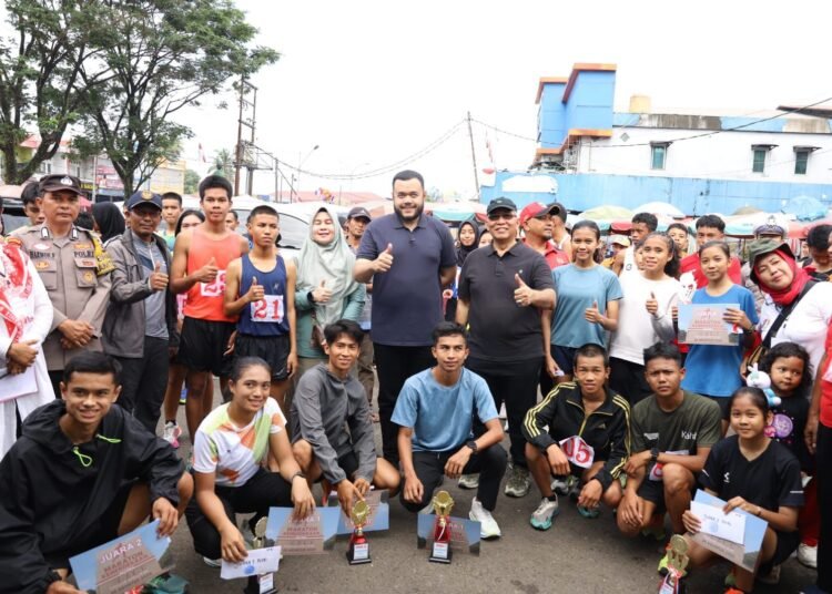 Wali Kota Padang bersama peserta lomba lari dalam rangka perayaan HUT ke-80 Republik Indonesia.