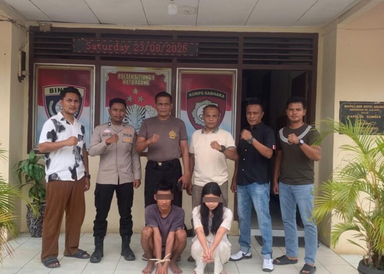 Polisi menangkap dua remaja yang diduga terlibat dalam penyebaran foto serta video ilegal melalui media sosial Instagram.
