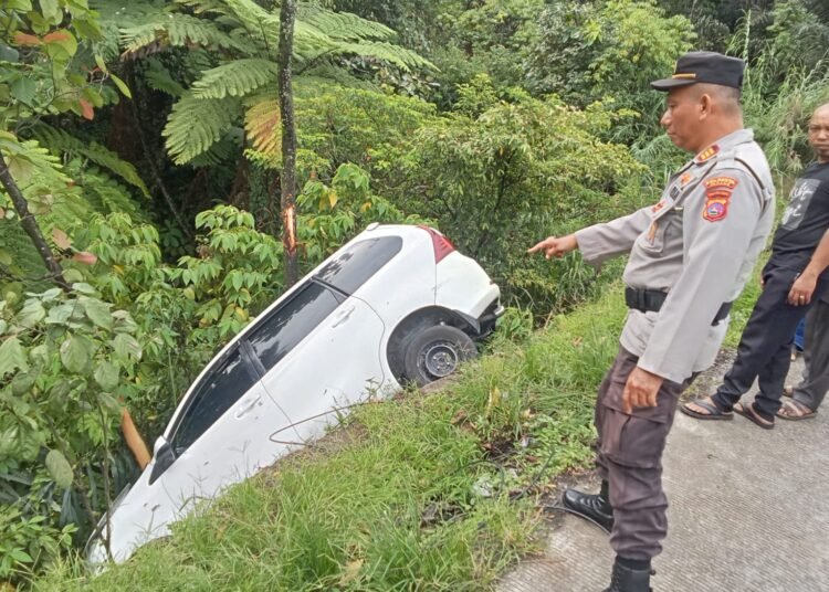Sebuah minibus Toyota Avanza putih dengan nomor polisi BA 1593 IG mengalami kecelakaan tunggal di Jalan Raya Padang-Solok, Minggu (24/8).