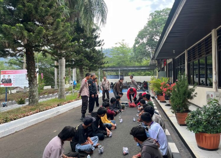Polisi mengamankan 19 orang remaja yang terlibat aksi tawuran di Tanah Datar, Minggu (24/8).