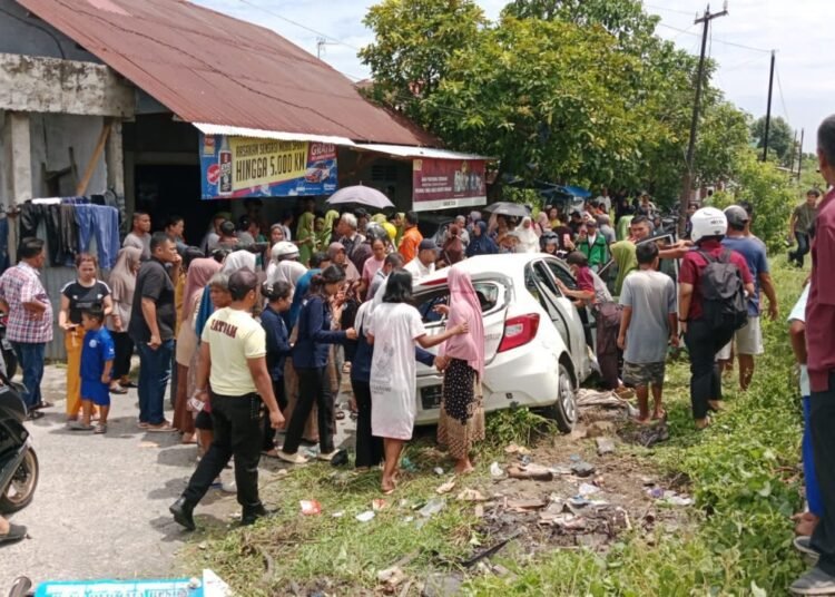 Kecelakaan antara kereta api dan mobil brio di Parak Salai, Kelurahan Jati, Padang Timur, Padang pada Kamis (21/8) siang.