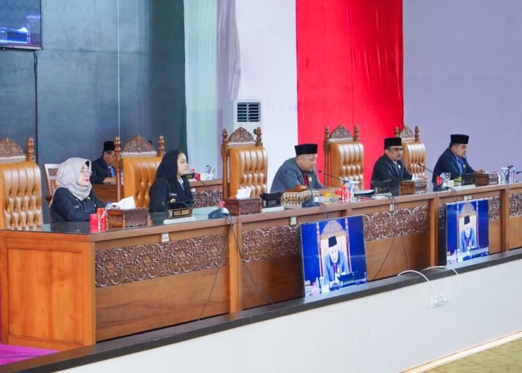 Teks Foto: Bupati Dharmasraya, Annisa Suci Ramadhani, bersama Wakil Bupati Leli Arni dan pimpinan DPRD Dharmasraya mendengarkan pidato Presiden Prabowo di Kantor DPRD Dharmasraya.