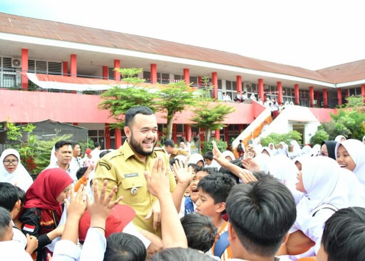 Wali Kota Padang melakukan peninjauan ke sekolah Dasar Negeri  08 dan 37 Alang Laweh.