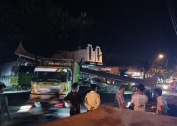 Arus Lalu Lintas Padang-Solok Terhenti Gegara Gapura Roboh, Petugas Lakukan Evakuasi