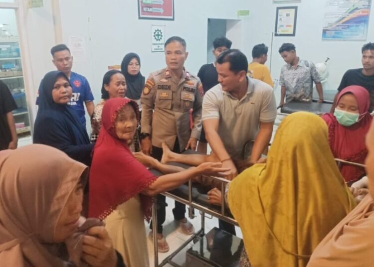 Mayat yang ditemukan kebun jengkol di Kampung Rawa Gemulau, Nagagari Simpang Lama, Kecamatan Pancung Soal, Pesisir Selatan, pada Senin (25/8) sekitar pukul 18.30 WIB dibawa ke Puskesmas Pancung Soal. Foto: Polsek Pancung Soal