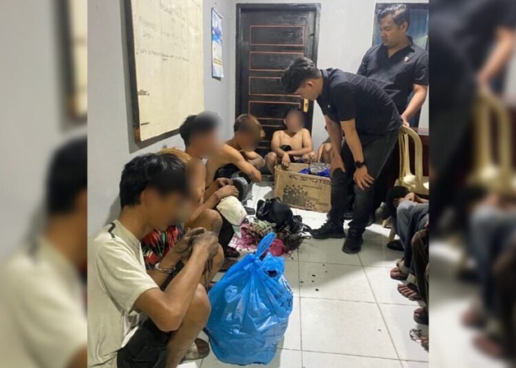 Sepuluh orang ditangkap oleh Satuan Polisi Pamong Praja (Satpol PP) Payakumbuh karena tertangkap tangan menjarah barang-barang di beberapa toko yang terbakar di Pasar Payakumbuh pada Selasa (26/8) siang. Foto: Polres Payakumbuh