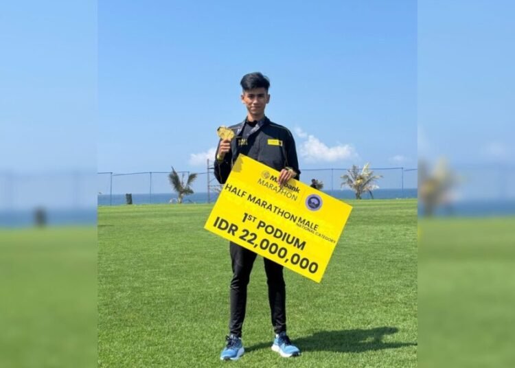 Atlet muda Kota Padang, Iqbal Saputra, berhasil meraih Juara Pertama Half Marathon 21 km pada ajang bergengsi Maybank Bali International Marathon 2025 di Bali, Minggu (24/8/2025). Foto: IST