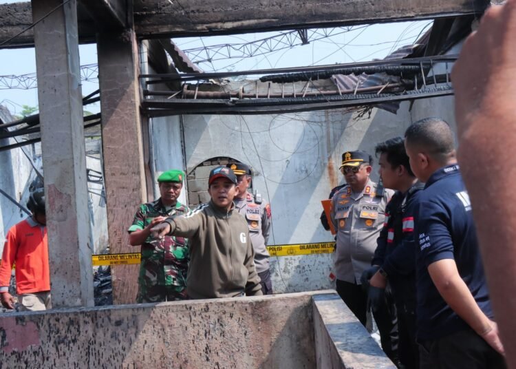 Tim Bidang Laboratorium Forensik (Bidlabfor) Polda Riau dan Inafis Polda Sumbar melakukan olah Tempat Kejadian Perkara (TKP) peristiwa kebakaran Pasar Payakumbuh, Rabu (27/8).
