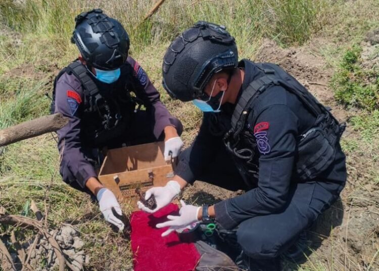 Personel Tim Jibol Polda Sumbar meledakkan granat di muara dekat pusat pelelangan ikan di Kampung Pasar Gompong, Nagari Kambang Barat, Kecamatan Lengayang, Pesisir Selatan, pada Rabu (27/8) siang. Foto: Polsek Lengayang