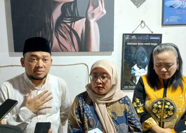 Komisi Nasional Anti Kekerasan terhadap Perempuan (Komnas Perempuan) mendesak Pemerintah Provinsi Sumatera Barat segera membangun rumah aman bagi korban kekerasan berbasis gender.