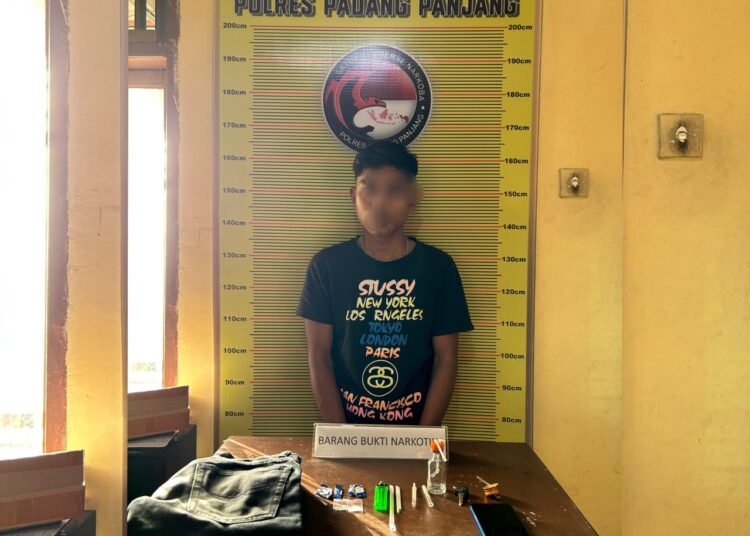 Polisi menangkap seorang kurir narkotika jenis di parkiran Hotel Hasiba Padang Panjang.