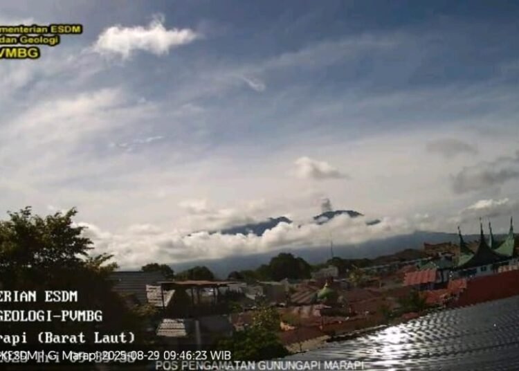 Gunung Marapi kembali erupsi pada Jumat (29/8) pagi.