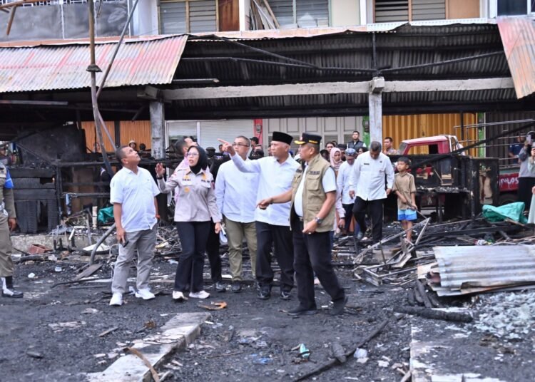 Jajaran Pemko Payakumbuh bersama Gubernur meninjau lokasi kebakaran Pasar Payakumbuh, Jumat, (30/8).