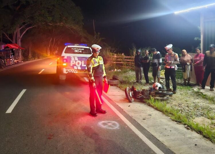 Polisi olah TKP kecelakaan di Jorong Batu Balang, Nagari Limo Koto, Kecamatan Koto VII, Sijunjung yang terjadi pada Jumat, (29/8) malam.