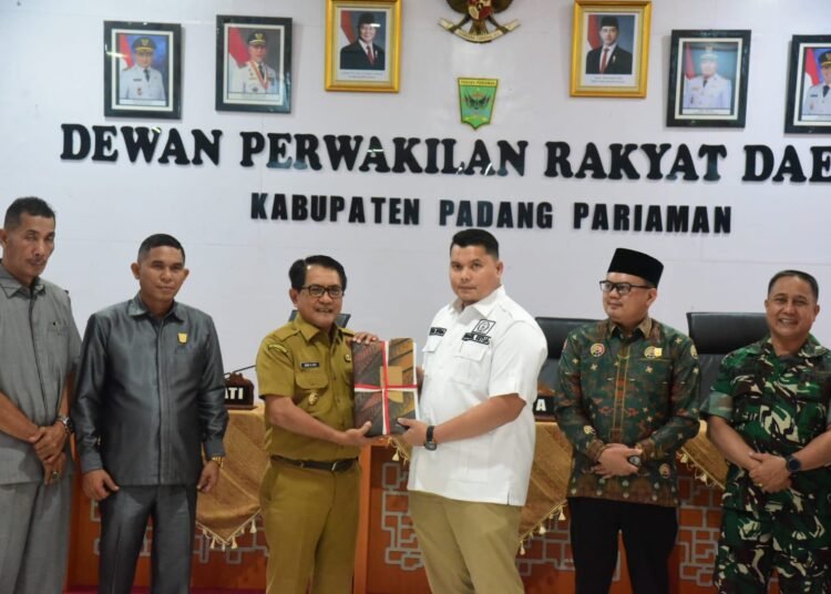 Bupati Padang Pariaman menyampaikan Nota penjelasan Rancangan Perubahan APBD Tahun Anggaran 2025 kepada DPRD.