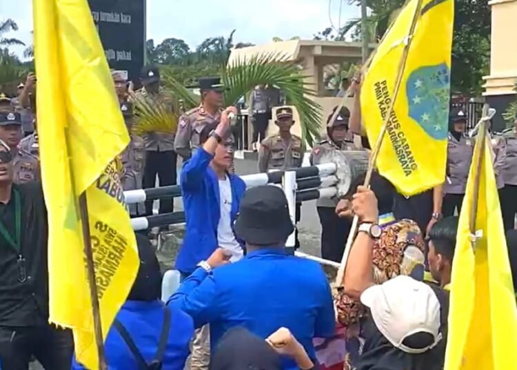Sekretaris PC PMII Dharmasraya, Suhendri (tengah) saat aksi bersama Aliansi OKP dan Mahasiswa di Mapolres Dharmasraya.