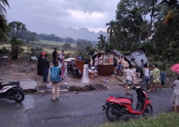 Video: Rumah dan Kedai Warga di Tanah Datar Rusak Diterjang Badai