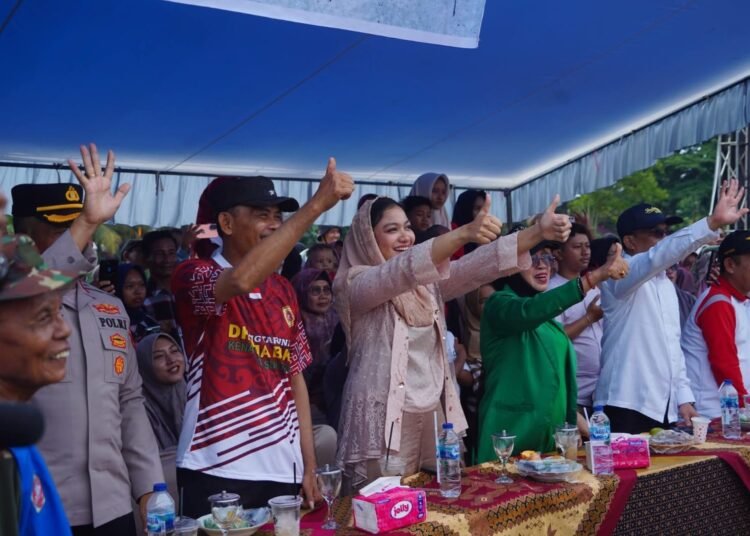 Bupati Annisa Suci Ramadhani bersama Wabup Leli Arni, Pimpinan DPRD Sujito, Wakapolres, Armijon dan Wali Nagari Sungai Duo, Ali Amran saat menyaksikan Pesta Rakyat Pawai Budaya Di Nagari Sungai Duo.