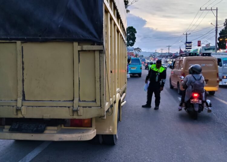 Polisi cek TKP kecelakaan motor dan truk di Jalan Soekarno-Hatta, tepat di depan Hotel Nikita, Kelurahan Geregeh, Kecamatan Mandiangin Koto Selayan, Kota Bukittinggi, Minggu (24/8/2025) sore.