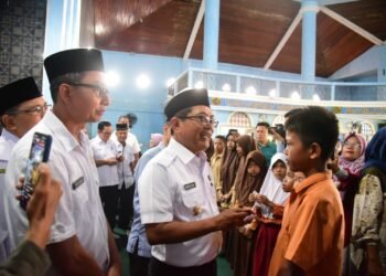 Bupati Padang Pariaman Salurkan Beasiswa Baznas Tahap Tiga kepada 1.320 Pelajar