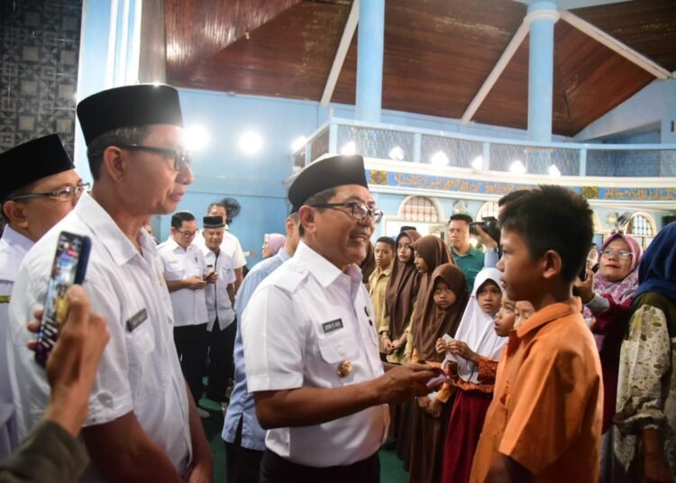 Bupati John Kenedy Azis menyalurkan beasiswa dari Baznas kepada pelajar di Kabupaten Padang Pariaman.