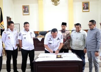 Wako Yota Balad Tandatangani Nota Kesepakatan tentang Ranperda RPJMD Kota Pariaman 2025-2029