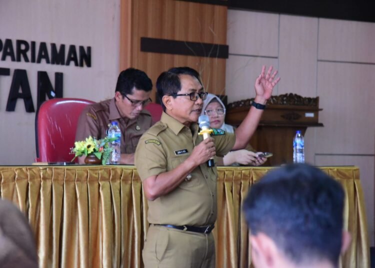 Bupati Padang Pariaman pada saat menemui calon P3K kategori R3 dan R4 tenaga kesehatan di Aula Dinas Kesehatan.