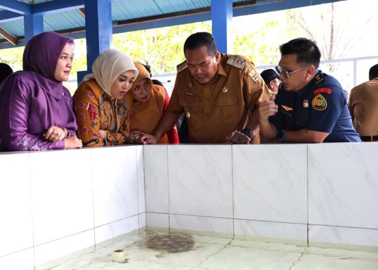 Wali Kota Pariaman Yota Balad di UPTD Konservasi Penyu