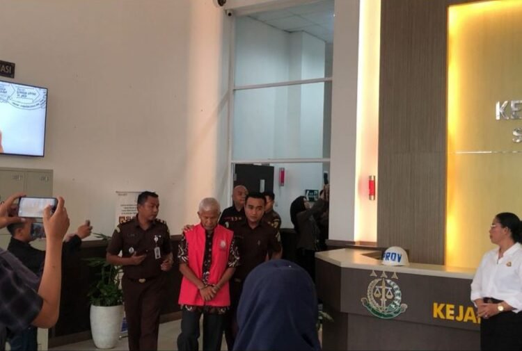 Foto: Mantan Kepala Kantor Wilayah (Kanwil) Badan Pertanahan Nasional (BPN) Sumbar, Saiful, saat dibawa ke Kejaksaan Tinggi Sumatera Barat, Rabu (13/10/2024). Sumber: Dharma Harisa.