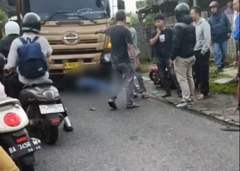 Video: Kecelakaan di Agam, Pemotor Masuk Kolong Truk