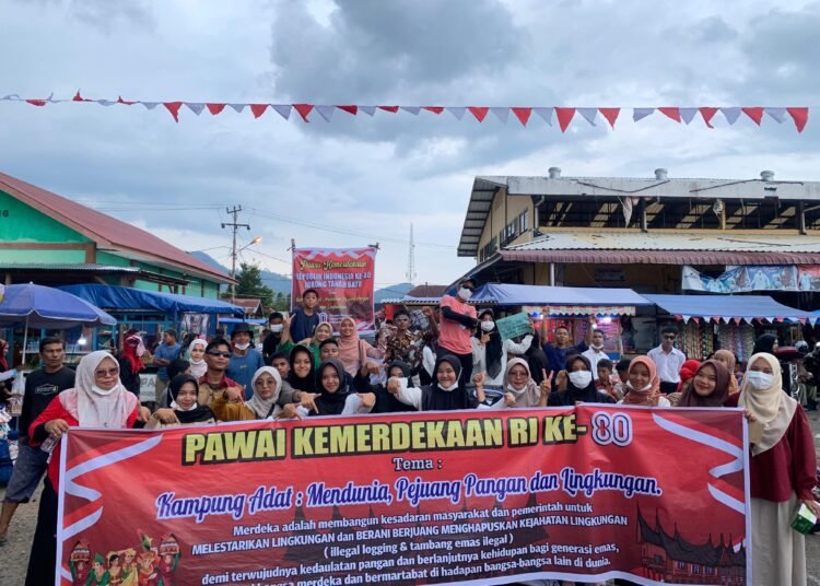 Masyarakat Kampung Adat Tanah Bato, Nagari Sijunjung, Kecamatan Sijunjung, Sijunjung menggelar pawai kemerdekaan RI ke-80 Republik Indonesia, Minggu (17/8).