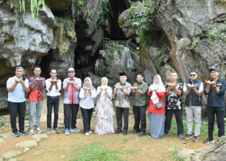 Wakil Wali Kota Padang, Maigus Nasir kunjungi destinasi wisata Goa Kelelawar Padayo yang terletak di Kompleks PT Semen Padang, Jumat (22/8).
