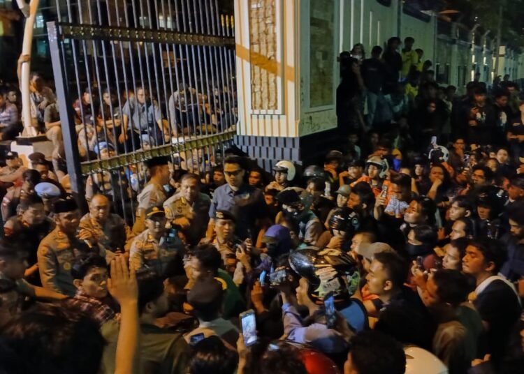 apolda Sumbar, Gatot Tri Suryanta, menemui pengunjuk rasa di depan Mapolda pada Jumat (29/8/2025) malam.