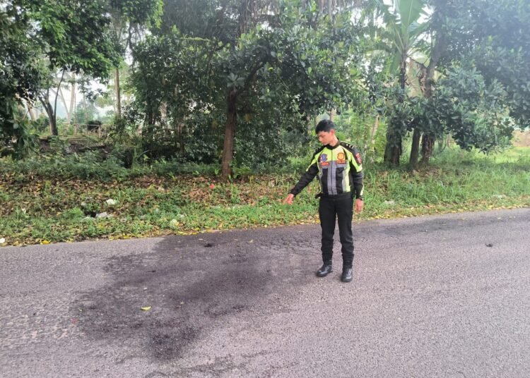 Polisi cek TKP kecelakaan maut di Jalan Tan Malaka KM 12, Kecamatan Guguak, Kabupaten Limapuluh Kota, Minggu (17/8/2025) dini hari.