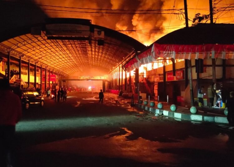 Kebakaran hebat melanda kawasan Pasar Pusat Payakumbuh pada Selasa subuh (26/8)