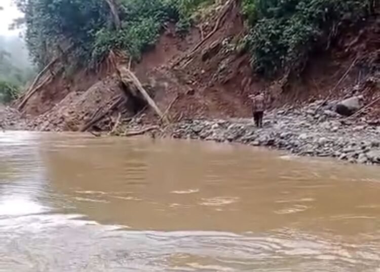 Tangkap layar video aksi bidan di Pasaman seberangi sungai demi tolong warga sakit (FB Dona Lubis)