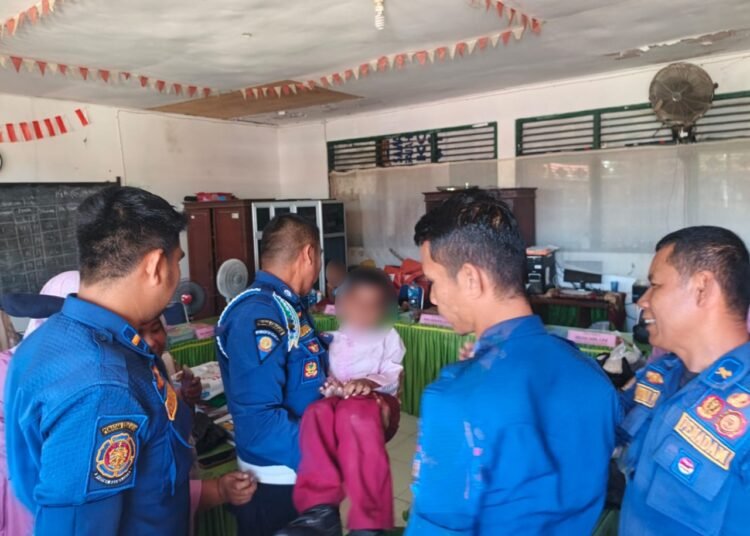 Petugas Damkar Padang beri pertolongan terhadap seorang pelajar laki-laki berusia 7 tahun yang mengalami insiden alat vital yang terjepit di ritsleting celana, Selasa (26/8).