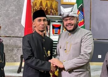 Kepala Unit Komunikasi PT Semen Padang, Ilham Akbar Dianugerahi Pin Emas Pemko Padang